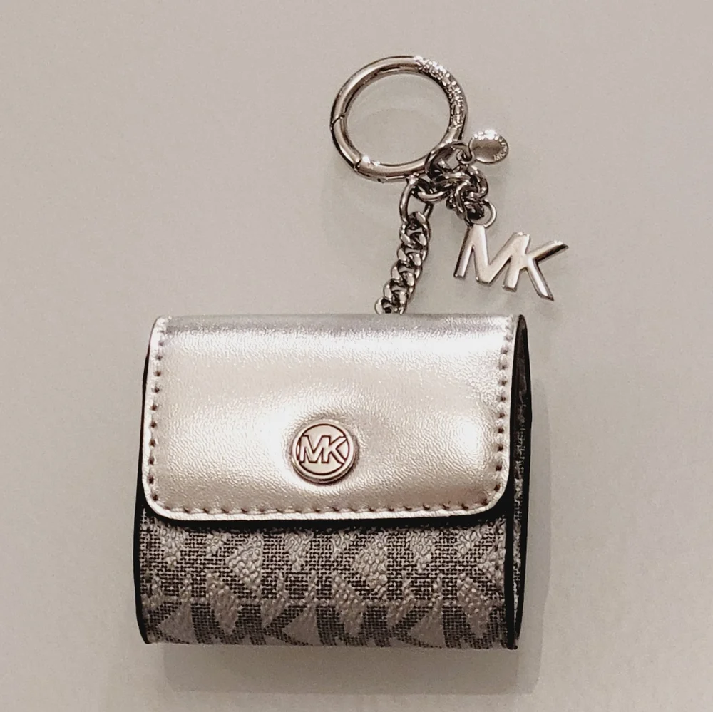 NWT Michael Kors MK Jet Set Travel Airpod Earpod Case Coinpurse Keychain Silver - Picture 2 of 8